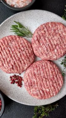 Beton kaplamalı tuzlu ve baharatlı taze çiğ biftek köftesi.