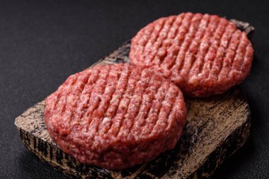 Beton kaplamalı tuzlu ve baharatlı taze çiğ biftek köftesi.