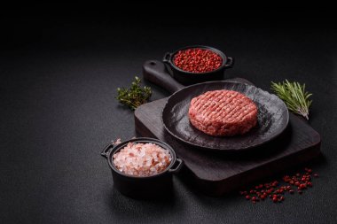 Beton kaplamalı tuzlu ve baharatlı taze çiğ biftek köftesi.