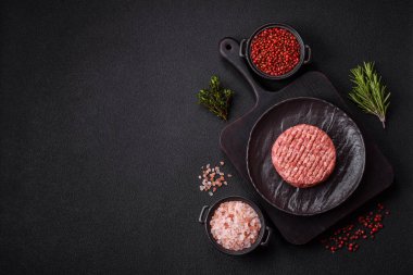Beton kaplamalı tuzlu ve baharatlı taze çiğ biftek köftesi.