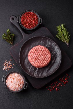 Beton kaplamalı tuzlu ve baharatlı taze çiğ biftek köftesi.