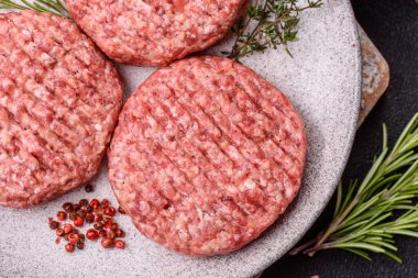 Beton kaplamalı tuzlu ve baharatlı taze çiğ biftek köftesi.