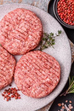 Beton kaplamalı tuzlu ve baharatlı taze çiğ biftek köftesi.