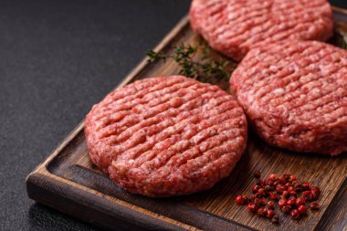 Beton kaplamalı tuzlu ve baharatlı taze çiğ biftek köftesi.