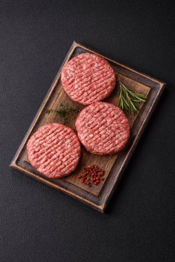 Beton kaplamalı tuzlu ve baharatlı taze çiğ biftek köftesi.