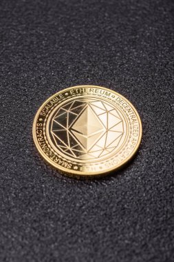 Ethereum kripto kuklası yuvarlak demir para şeklinde. Tasarımınız için kavramsal arkaplan