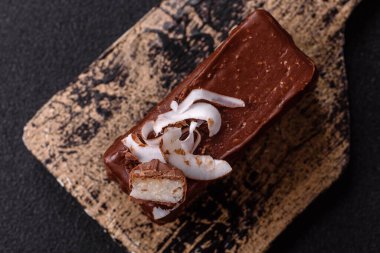 Hindistan cevizi gevrekleri ve koyu beton arka planda sünger keki ile çikolatalı tatlı pasta.