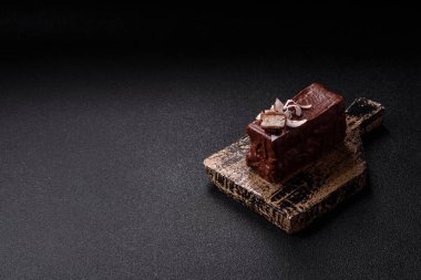 Hindistan cevizi gevrekleri ve koyu beton arka planda sünger keki ile çikolatalı tatlı pasta.