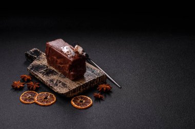 Hindistan cevizi gevrekleri ve koyu beton arka planda sünger keki ile çikolatalı tatlı pasta.