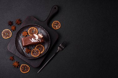 Hindistan cevizi gevrekleri ve koyu beton arka planda sünger keki ile çikolatalı tatlı pasta.