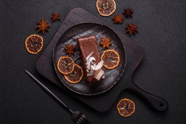 Hindistan cevizi gevrekleri ve koyu beton arka planda sünger keki ile çikolatalı tatlı pasta.