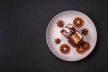 Hindistan cevizi gevrekleri ve koyu beton arka planda sünger keki ile çikolatalı tatlı pasta.