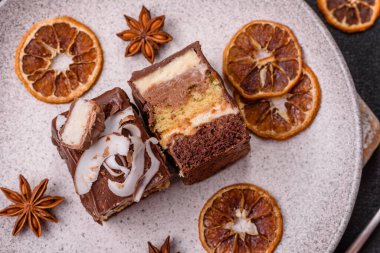 Hindistan cevizi gevrekleri ve koyu beton arka planda sünger keki ile çikolatalı tatlı pasta.