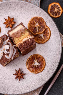 Hindistan cevizi gevrekleri ve koyu beton arka planda sünger keki ile çikolatalı tatlı pasta.