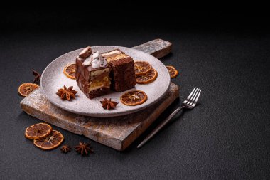 Hindistan cevizi gevrekleri ve koyu beton arka planda sünger keki ile çikolatalı tatlı pasta.