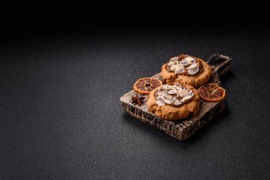 Koyu beton arka planda fındıklı ve çikolatalı kurabiyeler.