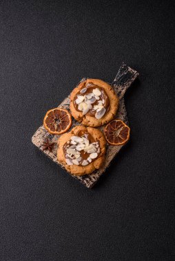 Koyu beton arka planda fındıklı ve çikolatalı kurabiyeler.