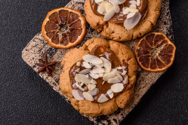 Koyu beton arka planda fındıklı ve çikolatalı kurabiyeler.