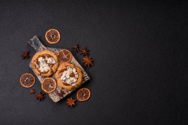 Koyu beton arka planda fındıklı ve çikolatalı kurabiyeler.