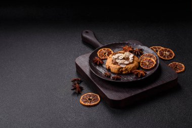 Koyu beton arka planda fındıklı ve çikolatalı kurabiyeler.