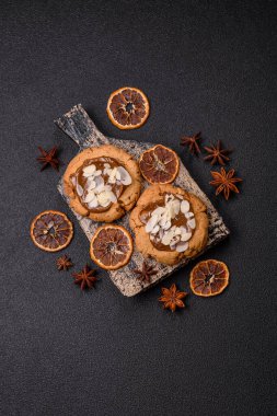 Koyu beton arka planda fındıklı ve çikolatalı kurabiyeler.