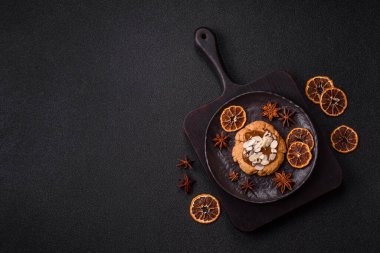 Koyu beton arka planda fındıklı ve çikolatalı kurabiyeler.