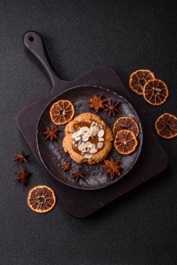 Koyu beton arka planda fındıklı ve çikolatalı kurabiyeler.