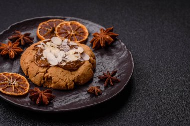 Koyu beton arka planda fındıklı ve çikolatalı kurabiyeler.