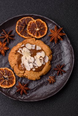Koyu beton arka planda fındıklı ve çikolatalı kurabiyeler.