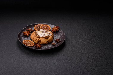 Koyu beton arka planda fındıklı ve çikolatalı kurabiyeler.