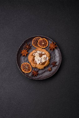 Koyu beton arka planda fındıklı ve çikolatalı kurabiyeler.