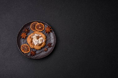 Koyu beton arka planda fındıklı ve çikolatalı kurabiyeler.