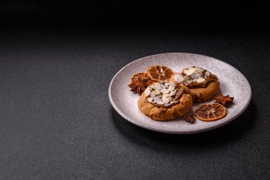 Koyu beton arka planda fındıklı ve çikolatalı kurabiyeler.