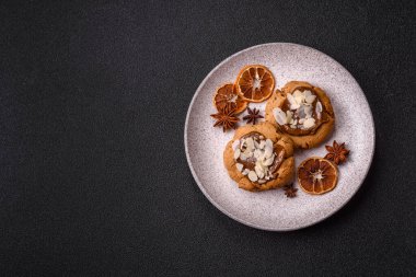 Koyu beton arka planda fındıklı ve çikolatalı kurabiyeler.