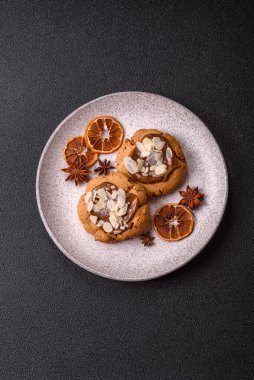 Koyu beton arka planda fındıklı ve çikolatalı kurabiyeler.