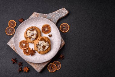 Koyu beton arka planda fındıklı ve çikolatalı kurabiyeler.