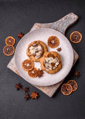 Koyu beton arka planda fındıklı ve çikolatalı kurabiyeler.