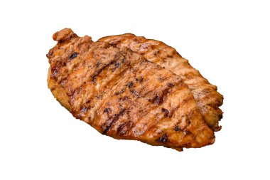 Beyaz arka planda baharat ve bitkilerle nefis taze ızgara tavuk filetosu. Ateşte pişirilmiş bir tabak.