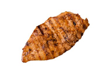 Beyaz arka planda baharat ve bitkilerle nefis taze ızgara tavuk filetosu. Ateşte pişirilmiş bir tabak.