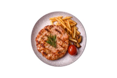 Beyaz arka planda baharat ve otlarla birlikte lezzetli taze ızgara hindi filetosu. Ateşte pişirilmiş bir tabak.