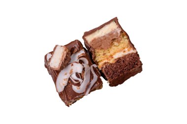 Hindistan cevizi gevreği ve beyaz arka planda sünger keki olan bir parça çikolatalı tatlı pasta.