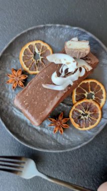 Hindistan cevizi gevrekleri ve koyu beton arka planda sünger keki ile çikolatalı tatlı pasta.