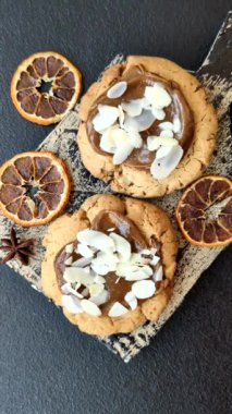 Koyu beton arka planda fındıklı ve çikolatalı kurabiyeler.