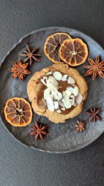 Koyu beton arka planda fındıklı ve çikolatalı kurabiyeler.