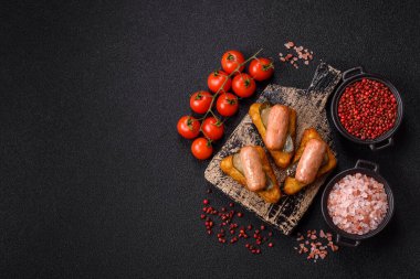 Koyu beton arka planda patates, soğan, tuz ve baharatlı mücver.