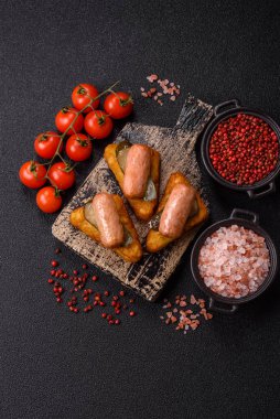 Koyu beton arka planda patates, soğan, tuz ve baharatlı mücver.