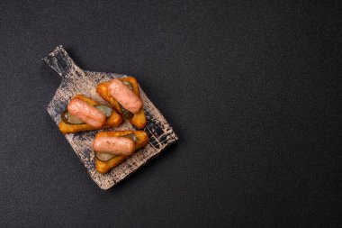 Koyu beton arka planda patates, soğan, tuz ve baharatlı mücver.