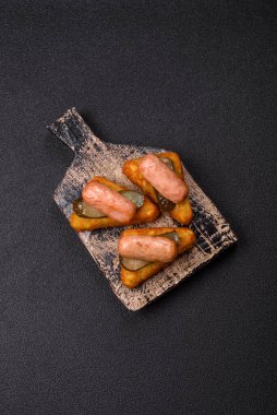 Koyu beton arka planda patates, soğan, tuz ve baharatlı mücver.