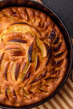 Koyu beton bir arka planda fırında elmalı turta.