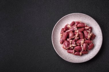 Tuzlu, baharatlı ve çimento kaplı çiğ tavuk kalbi.